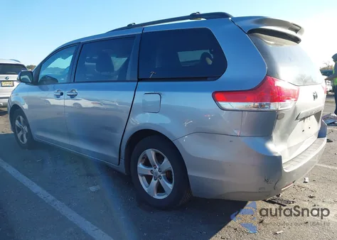 2014 Toyota Sienna Le V6 8 Passenger z USA, uszkodzony, nr VIN 5TDKK3DC4ES470903